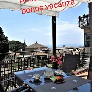 https://la-petite-maison-taormina.taorminaitalyhotels.com