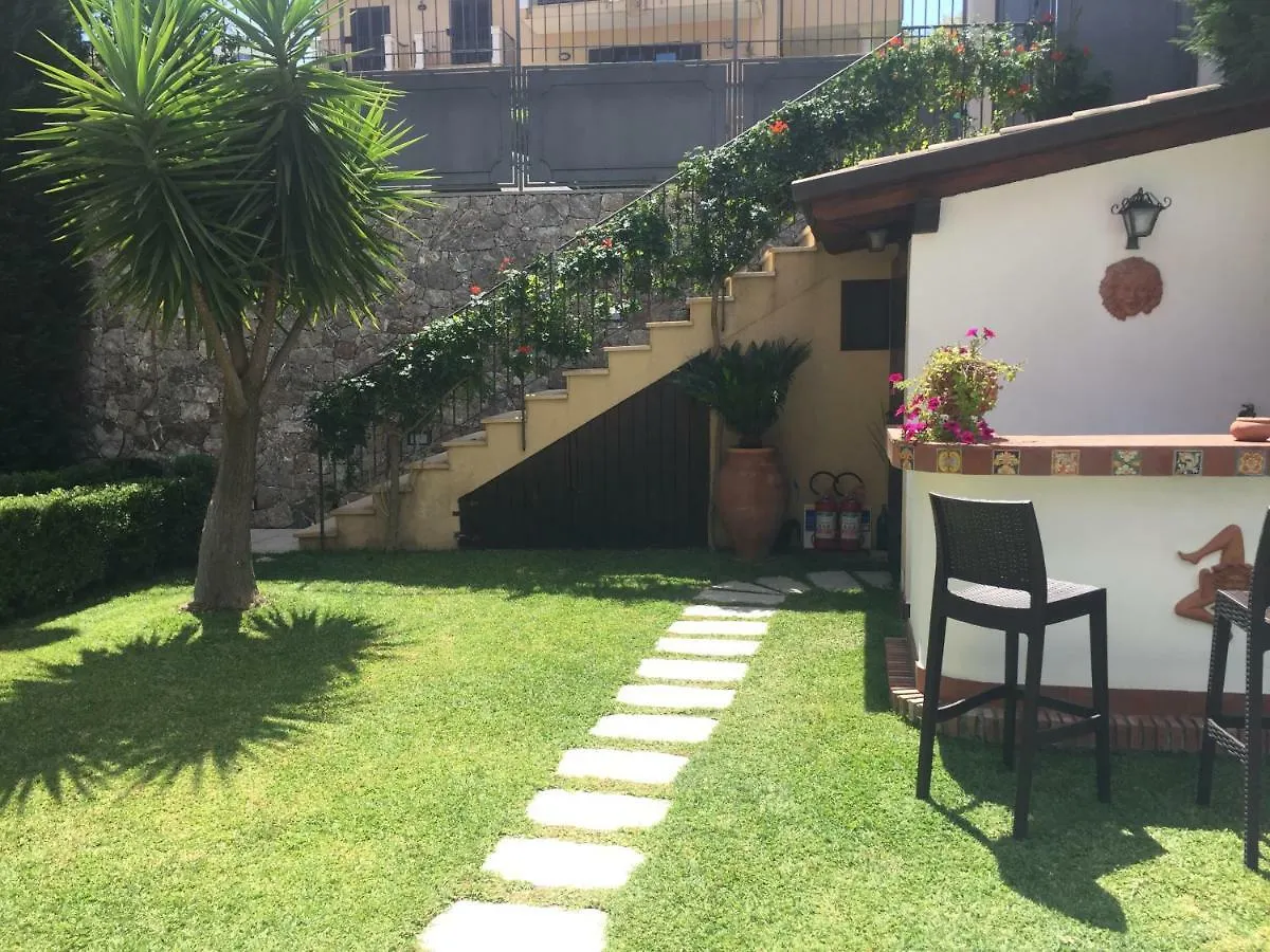Villa Almond 陶尔米纳